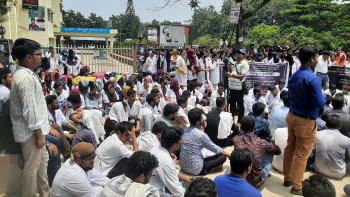 খুমেক অধ্যক্ষ, উপাধ্যক্ষ, হাসপাতালের পরিচালক ও উপপরিচালকের কক্ষে তালা  খুমেক অধ্যক্ষ, উপাধ্যক্ষ, হাসপাতালের পরিচালক ও উপপরিচালকের কক্ষে তালা
