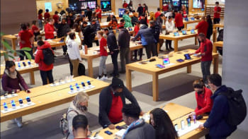 ইলিনয়ের একটি আইস্টোরে অ্যাপলের বিভিন্ন পণ্যের সমাহার। ছবি: এএফপি