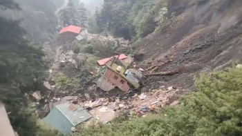 শিমলায় ভারী বর্ষণের কারণে ৫৫ দিনে ১১৩টি ভূমিধস হয়েছে। ছবি: স্টেটসম্যান