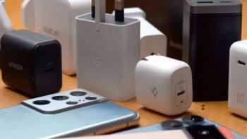 নানা ফোন, নানা চার্জার। ছবি: সংগ্রীহিত