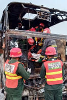 পাকিস্তানে দুর্ঘটনা কবলিত বাস থেকে এক নিহত যাত্রীর মরদেহ বের করছেন উদ্ধারকর্মীরা। ছবি: এএফপি