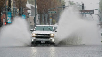 শুষ্ক আবহাওয়ার জন্য পরিচিত ক্যালিফোর্নিয়ায় ঘুর্ণিঝড় হিলারির কারণে দেখা দিয়েছে ভারী বৃষ্টিপাত ও বন্যা। ছবি: রয়টার্স