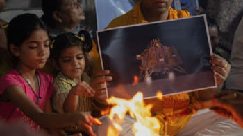 চাঁদে চন্দ্রযান ৩ এর সফল অবতরণের জন্য পূজা ও প্রার্থনা করছেন ভারতীয়রা। ছবি: রয়টার্স