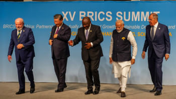 ব্রিকস এর বর্তমান সদস্য দেশগুলোর নেতারা ১৫তম ব্রিকস শীর্ষ সম্মেলনে যোগ দেন। বাম থেকে ডানে: ব্রাজিলের প্রেসিডেন্ট লুলা, চীনের প্রেসিডেন্ট শি জিনপিং, দক্ষিণ আফ্রিকার প্রেসিডেন্ট রামাফোসা, ভারতের প্রধানমন্ত্রী নরেন্দ্র মোদি ও রুশ পররাষ্ট্রমন্ত্রী লাভরভ। ছবি: