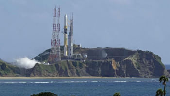 ঞ্জাপানের মুন-স্নাইপার চন্দ্রাভিযান উৎক্ষেপণের প্রস্তুতি নিচ্ছে। ছবি: রয়টার্স