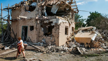 ২৭ আগস্ট কিয়েভে রুশ ক্ষেপণাস্ত্র হামলায় ক্ষতিগ্রস্ত বাড়ি। ফাইল ছবি: রয়টার্স