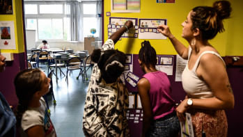 শিক্ষাবর্ষের প্রথম দিনে শিক্ষার্থীদের পদচারণায় মুখরিত ফ্রান্সের একটি প্রাথমিক বিদ্যালয়। ছবি: এএফপি