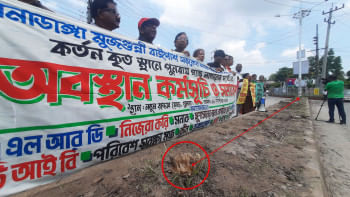 খুলনা সিটি করপোরেশনের গাছ কাটার স্থানে অবস্থান কর্মসূচি