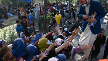 আফগান নাগরিকরা দীর্ঘদিন ধরে খাবার ও পানি সংকটে ভুগছে। ছবি: এএফপি