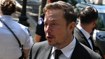 মার্কিন কংগ্রেসের বৈঠক শেষে সাংবাদিকদের সঙ্গে কথা বলছেন মাস্ক। ফাইল ছবি: এএফপি