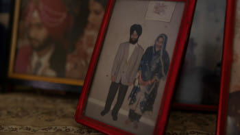 পাঞ্জাব রাজ্যের জলন্ধর জেলায় ভার সিং পুরা গ্রামে হরদীপ সিং নিজ্জরের বাড়িতে তার ছবি। ছবি: রয়টার্স