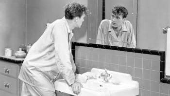 ইংরেজি ভাষার জড়তা কাটাতে আয়নার সামনে কথা বলা কতটা কার্যকরী