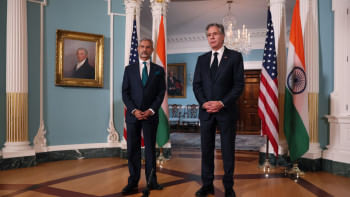 বৈঠকের আগে ভারতের পররাষ্ট্রমন্ত্রী এস জয়শঙ্কর ও মার্কিন পররাষ্ট্রমন্ত্রী অ্যান্টনি ব্লিঙ্কেন। ছবি: রয়টার্স