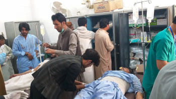 বেলুচিস্তানে আত্মঘাতি বোমা হামলায় আহতদের চিকিৎসা দেওয়া হচ্ছে। ছবি: রয়টার্স