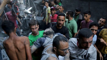 গাজায় ইসরায়েলি বোমাবর্ষণের পর আহত ফিলিস্তিনি ব্যক্তিকে সরিয়ে নিয়ে যাওয়া হচ্ছে। ছবি: এএফপি