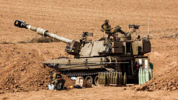 গাজায় স্থল হামলা শুরুর আগে সীমান্ত অঞ্চলে অবস্থান নিয়েছে ইসরায়েলের এই ট্যাংক। ছবি: রয়টার্স