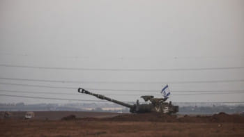 গাজা সীমান্তে হাউইটজার কামান সহ নানা অত্যাধুনিক ভারী অস্ত্র মোতায়েন করেছে ইসরায়েল। ছবি: রয়টার্স