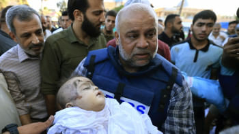 আল জাজিজার গাজা ব্যুরো প্রধান ওয়ায়েল দাদুহর তার এক নিহত সন্তানের লাশ বহন করছেন। ছবি: এএফপি আল জাজিজার গাজা ব্যুরো প্রধান ওয়ায়েল দাদুহর তার এক নিহত সন্তানের লাশ বহন করছেন। ছবি: এএফপি