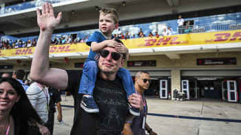 ২০২২ সালের অক্টোবরে ৪৪ বিলিয়ন ডলারের বিনিময়ে তৎকালীন টুইটার কিনে নেন ইলন মাস্ক। ছবিতে তাকে তার  এক সন্তানের সঙ্গে গাড়ির রেস উপভোগ করতে দেখা যাচ্ছে। ছবি: রয়টার্স