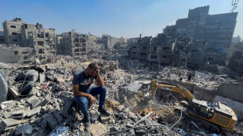 আল জাবালিয়া শরণার্থীশিবিরে ধ্বংস্তুপের মাঝে বসে আছেন এক হতাশ ফিলিস্তিনি। ছবি: রয়টার্স