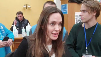 জাতিসংঘের শরণার্থী বিষয়ক সংস্থার শুভেচ্ছা দূত জোলি ২০২২ সালে রুশ আগ্রাসনের পর ইউক্রেনের লিভিভ শহর সফর করেন। ফাইল ছবি: রয়টার্স