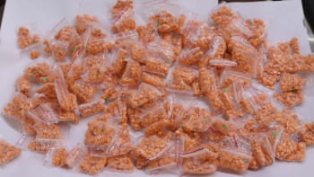 বিমানবন্দরে ছয় সদস্যের রোহিঙ্গা পরিবারের কাছ থেকে ১৩০ প্যাকেট ইয়াবা উদ্ধার করা হয়। ছবি: সংগৃহীত