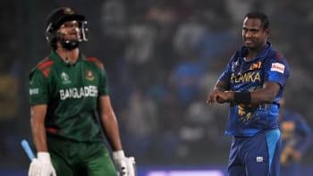 ম্যাথিউসের বলেই আউট সাকিব