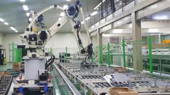 দক্ষিণ কোরিয়ার কারখানাগুলোতে এ ধরনের রোবট খুবই সুপরিচিত দৃশ্য। ছবি: সংগৃহীত