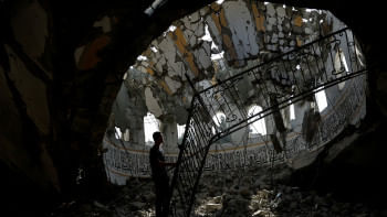 ইসরায়েলের বিমানহামলায় বড় আকারে ক্ষতির শিকার হয়েছে এই মসজিদটি। ছবি: রয়টার্স