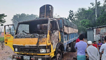 গাড়িতে আগুন