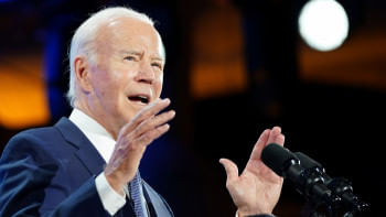 এপেক সম্মেলনে বক্তব্য দিচ্ছে মার্কিন প্রেসিডেন্ট জো বাইডেন। ছবি: রয়টার্স