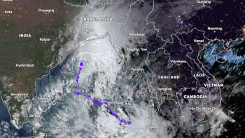রাতেই ঘূর্ণিঝড়ে রূপ নিতে পারে গভীর নিম্নচাপ, উপকূলীয় এলাকায় ভারী বৃষ্টির সম্ভাবনা ঘূর্ণিঝড়ে রূপ নিতে পারে গভীর নিম্নচাপ