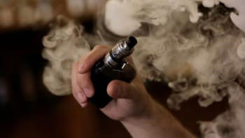 সাম্প্রতিক সময়ে ভেপের স্বাস্থ্যঝুঁকির বিষয়গুলো সবার সামনে আসছে। প্রতিকী ছবি: রয়টার্স