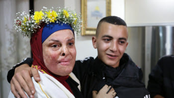 ফিলিস্তিনি নাগরিক ইসরা জাবিস (৩৭) মুক্তি পেয়ে পরিবারের কাছে ফিরেছেন। ছবি: এএফপি