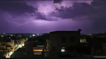 বজ্রসহ বৃষ্টি। প্রতিকী ছবি: ডয়চে ভেলে/ভিশাল ভাটনগর/নুর ফটো/পিকচার অ্যালায়েন্স