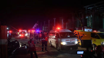 দুর্ঘটনাস্থলে উদ্ধারকর্মীরা কাজ করছেন। ছবি: দ্য স্টার/মালয়েশিয়া