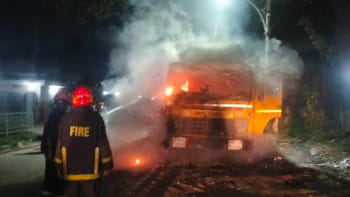 কাভার্ডভ্যানে আগুন