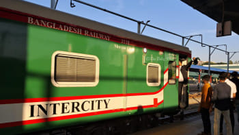 বিকেল সোয়া ৪টায় ঢাকার উদ্দেশে বন্দরনগরী ত্যাগ করে কক্সবাজার এক্সপ্রেস