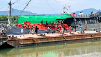 মিয়ানমার থেকে পণ্যবাহী ট্রলার টেকনাফে