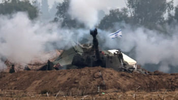 দক্ষিণ গাজায় হামলা চালাচ্ছে ইসরায়েলি কামান। ছবি: রয়টার্স