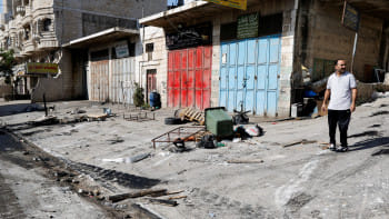 অধিকৃত পশ্চিম তীরের নাবলুসে ফিলিস্তিনিদের বিরুদ্ধে ইসরায়েলি বসতি স্থাপনকারীদের হামলার পরের দৃশ্য। ফাইল ছবি: রয়টার্স