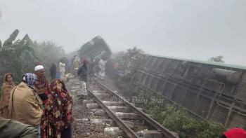 মোহনগঞ্জ এক্সপ্রেস লাইনচ্যুত, নিহত ১ ট্রেন দুর্ঘটনা
