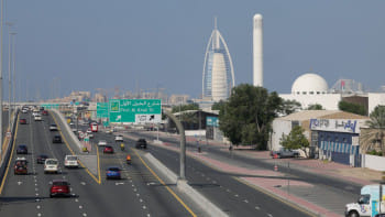 দুবািইয়ের এই ছবিতে বিখ্যাত বুর্জ আল আরব হোটেল দেখা যাচ্ছে। দুবাইয়ে বসবাসরত প্রবাসী বাংলাদেশিদের জন্য বাউবির দূরশিক্ষণ চালু হচ্ছে।  ফাইল ছবি: এএফপি 