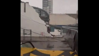 বাহিয়া ব্লাঙ্কার স্পোর্টস ক্লাবের ছাদ ধসে পড়লে মারা যান ১৩ জন। ছবি: এক্সে পোস্ট করা ভিডিও থেকে স্ক্রিণশট/এনডিটিভি