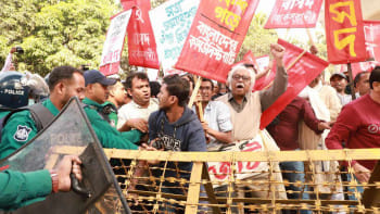 দ্বাদশ জাতীয় সংসদ নির্বাচনের তফসিল বাতিল, সরকার ও নির্বাচন কমিশনের পদত্যাগ, নির্দলীয় তদারকি সরকারের অধীনে নির্বাচন এবং সভা-সমাবেশের ওপর নিষেধাজ্ঞা প্রত্যাহারের দাবিতে ঢাকায় নির্বাচন কমিশন অভিমুখে বাম গণতান্ত্রিক জোটের মিছিলে বাধা দিয়েছে পুলিশ।