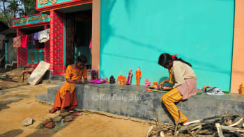 ‘রূপকথা’ শিরোনামের একটি পদ্যে কবি আহসান হাবীব খেলাঘর নিয়ে শিশুর কল্পনাপ্রবণ মনের দারুন এক চিত্র এঁকেছিলেন। লিখেছিলেন, ‘খেলাঘর পাতা আছে এই এখানে,/ স্বপ্নের ঝিকিমিকি আঁকা যেখানে।/এখানে রাতের ছায়া ঘুমের নগর,/চোখের পাতায় ঘুম ঝরে ঝরঝর।’