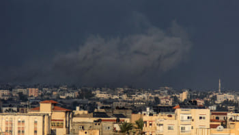 বড়দিনের আগের সন্ধ্যায় দক্ষিন গাজার খান ইউনিসে চলছে নিরবচ্ছিন্ন ইসরায়েলি বিমানহামলা। ছবি: রয়টার্স