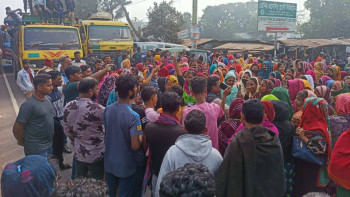 ঢাকা-চট্টগ্রাম মহাসড়কে পোশাকশ্রমিকদের বিক্ষোভ