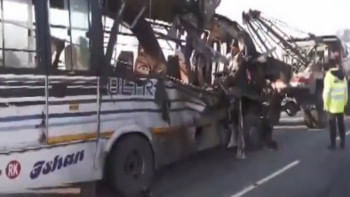 আসামে বাস-ট্রাক সংঘর্ষে নিহত ১৪। ছবি: স্টেটসম্যান 