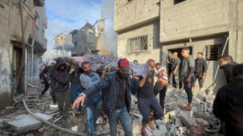 গাজার কেন্দ্রে মাঘাজি রিফিউজি ক্যাম্পে ইসরায়েলি হামলায় প্রাণ হারিয়েছেন এই ফিলিস্তিনি নারী। তার মরদেহ বহন করে নিয়ে যাচ্ছেন ফিলিস্তিনিরা। ফাইল ছবি: রয়টার্স